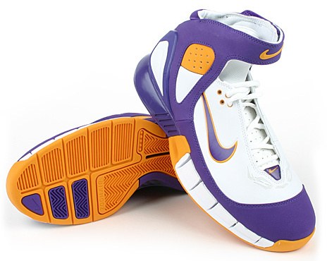 Kobe Bryant basketball shoes picture: Nike Air Zoom Huarache 2K5 Lakers, white, blue and yellow