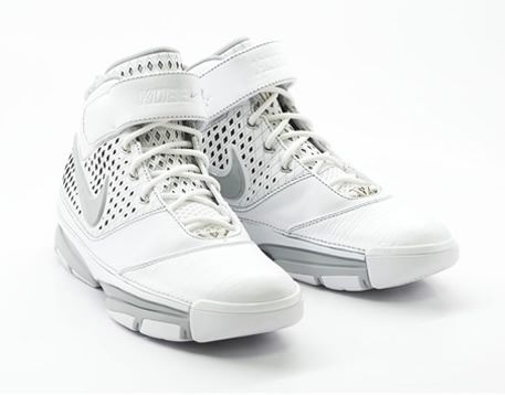 Kobe Bryant basketball shoes pictures: Nike Zoom Kobe II (2) white and grey picture 7