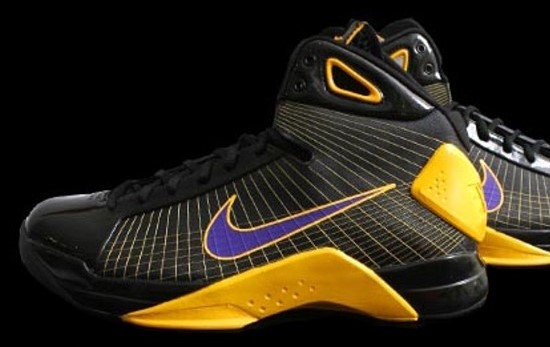 Kobe Bryant basketball shoes pictures: Nike Hyperdunk Kobe Bryant PE Lakers Edition in colors black, purple and white