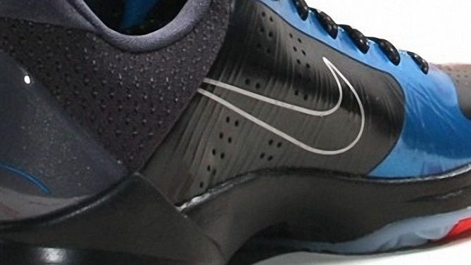 Kobe Bryant basketball shoes pictures: Nike Zoom Kobe V 5 Dark Knight Edition in colors black, blue and white
